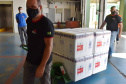 O Paraná recebeu na manhã deste sábado (1º) 14.600 doses da Coronavac, fabricada pelo Instituto Butantan/Sinovac. O volume é parte das 406.100 doses de vacinas contra a Covid-19, referentes ao 16° lote enviado pelo Ministério da Saúde ao Estado.  -  Curitiba, 01/05/2021  -  Foto: Américo Antonio/SESA