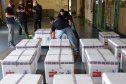 O Paraná recebeu na manhã deste sábado (1º) 14.600 doses da Coronavac, fabricada pelo Instituto Butantan/Sinovac. O volume é parte das 406.100 doses de vacinas contra a Covid-19, referentes ao 16° lote enviado pelo Ministério da Saúde ao Estado.  -  Curitiba, 01/05/2021  -  Foto: Américo Antonio/SESA