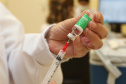  &#8232;&#8232;O Paraná ultrapassou, na manhã desta segunda-feira (03), a marca de 1 milhão de paranaenses com o esquema vacinal completo, ou seja, que receberam as duas doses da vacina contra a Covid-19. Até as 8h47 desta segunda, 1.001.901 pessoas tinham sido imunizadas com doses de vacinas da Coronavac, fabricada pelo Instituto Butantan/Sinovac, e da Covishield, da Universidade de Oxford/AstraZeneca/Fiocruz.&#8232;&#8232;  -  Curitiba, 03/05/2021  -  Foto: Geraldo Bubniak/Arquivo AEN