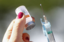  &#8232;&#8232;O Paraná ultrapassou, na manhã desta segunda-feira (03), a marca de 1 milhão de paranaenses com o esquema vacinal completo, ou seja, que receberam as duas doses da vacina contra a Covid-19. Até as 8h47 desta segunda, 1.001.901 pessoas tinham sido imunizadas com doses de vacinas da Coronavac, fabricada pelo Instituto Butantan/Sinovac, e da Covishield, da Universidade de Oxford/AstraZeneca/Fiocruz.&#8232;&#8232;  -  Curitiba, 03/05/2021  -  Foto: Jonathan Campos/Arquivo AEN