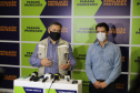 O  Secretário de Estado da Saúde, Beto Preto e o vice-prefeito Eduardo Pimentel recebem o primeiro lote de  32.760 doses de vacinas contra a Covid-19 da  Pfizer   no Centro de Medicamentos do Paraná (Cemepar), em Curitiba, na noite desta segunda-feira (3).  Foto: Geraldo Bubniak/AEN