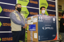 O  Secretário de Estado da Saúde, Beto Preto e o vice-prefeito Eduardo Pimentel recebem o primeiro lote de  32.760 doses de vacinas contra a Covid-19 da  Pfizer   no Centro de Medicamentos do Paraná (Cemepar), em Curitiba, na noite desta segunda-feira (3).  Foto: Geraldo Bubniak/AEN