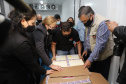 O  Secretário de Estado da Saúde, Beto Preto e o vice-prefeito Eduardo Pimentel recebem o primeiro lote de  32.760 doses de vacinas contra a Covid-19 da  Pfizer   no Centro de Medicamentos do Paraná (Cemepar), em Curitiba, na noite desta segunda-feira (3).  Foto: Geraldo Bubniak/AEN