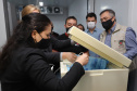 O  Secretário de Estado da Saúde, Beto Preto e o vice-prefeito Eduardo Pimentel recebem o primeiro lote de  32.760 doses de vacinas contra a Covid-19 da  Pfizer   no Centro de Medicamentos do Paraná (Cemepar), em Curitiba, na noite desta segunda-feira (3).  Foto: Geraldo Bubniak/AEN