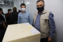 O  Secretário de Estado da Saúde, Beto Preto e o vice-prefeito Eduardo Pimentel recebem o primeiro lote de  32.760 doses de vacinas contra a Covid-19 da  Pfizer   no Centro de Medicamentos do Paraná (Cemepar), em Curitiba, na noite desta segunda-feira (3).  Foto: Geraldo Bubniak/AEN