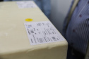 O  Secretário de Estado da Saúde, Beto Preto e o vice-prefeito Eduardo Pimentel recebem o primeiro lote de  32.760 doses de vacinas contra a Covid-19 da  Pfizer   no Centro de Medicamentos do Paraná (Cemepar), em Curitiba, na noite desta segunda-feira (3).  Foto: Geraldo Bubniak/AEN