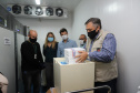 O  Secretário de Estado da Saúde, Beto Preto e o vice-prefeito Eduardo Pimentel recebem o primeiro lote de  32.760 doses de vacinas contra a Covid-19 da  Pfizer   no Centro de Medicamentos do Paraná (Cemepar), em Curitiba, na noite desta segunda-feira (3).  Foto: Geraldo Bubniak/AEN