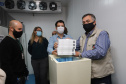 O  Secretário de Estado da Saúde, Beto Preto e o vice-prefeito Eduardo Pimentel recebem o primeiro lote de  32.760 doses de vacinas contra a Covid-19 da  Pfizer   no Centro de Medicamentos do Paraná (Cemepar), em Curitiba, na noite desta segunda-feira (3).  Foto: Geraldo Bubniak/AEN