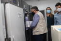 O  Secretário de Estado da Saúde, Beto Preto e o vice-prefeito Eduardo Pimentel recebem o primeiro lote de  32.760 doses de vacinas contra a Covid-19 da  Pfizer   no Centro de Medicamentos do Paraná (Cemepar), em Curitiba, na noite desta segunda-feira (3).  Foto: Geraldo Bubniak/AEN