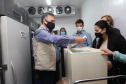 O  Secretário de Estado da Saúde, Beto Preto e o vice-prefeito Eduardo Pimentel recebem o primeiro lote de  32.760 doses de vacinas contra a Covid-19 da  Pfizer   no Centro de Medicamentos do Paraná (Cemepar), em Curitiba, na noite desta segunda-feira (3).  Foto: Geraldo Bubniak/AEN