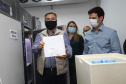 O  Secretário de Estado da Saúde, Beto Preto e o vice-prefeito Eduardo Pimentel recebem o primeiro lote de  32.760 doses de vacinas contra a Covid-19 da  Pfizer   no Centro de Medicamentos do Paraná (Cemepar), em Curitiba, na noite desta segunda-feira (3).  Foto: Geraldo Bubniak/AEN