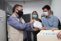 O  Secretário de Estado da Saúde, Beto Preto e o vice-prefeito Eduardo Pimentel recebem o primeiro lote de  32.760 doses de vacinas contra a Covid-19 da  Pfizer   no Centro de Medicamentos do Paraná (Cemepar), em Curitiba, na noite desta segunda-feira (3).  Foto: Geraldo Bubniak/AEN