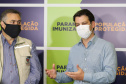 O  Secretário de Estado da Saúde, Beto Preto e o vice-prefeito Eduardo Pimentel recebem o primeiro lote de  32.760 doses de vacinas contra a Covid-19 da  Pfizer   no Centro de Medicamentos do Paraná (Cemepar), em Curitiba, na noite desta segunda-feira (3).  Foto: Geraldo Bubniak/AEN