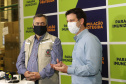 O  Secretário de Estado da Saúde, Beto Preto e o vice-prefeito Eduardo Pimentel recebem o primeiro lote de  32.760 doses de vacinas contra a Covid-19 da  Pfizer   no Centro de Medicamentos do Paraná (Cemepar), em Curitiba, na noite desta segunda-feira (3).  Foto: Geraldo Bubniak/AEN