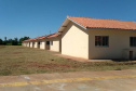 Vinte famílias que residiam em condições precárias em Guaíra, cidade da região Oeste do Paraná, deixaram as dificuldades para trás ao conquistarem, nesta terça-feira (4), as chaves da casa própria. As casas foram construídas em uma parceria do Governo do Estado com a Itaipu Binacional e a prefeitura e receberam investimentos de R$ 1 milhão, utilizado para subsidiar integralmente o valor dos imóveis aos beneficiários. (Foto: Prefeitura de Guaíra)