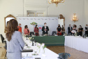 A primeira-dama do Paraná, Luciana Saito Massa, presidiu nesta terça-feira (4), em Curitiba, o primeiro Encontro de Primeiras-Damas do Paraná. A iniciativa tem como objetivo promover um debate entre as primeiras-damas de todos os municípios paranaenses sobre políticas públicas direcionadas à área social e à mulher.
