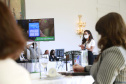 A primeira-dama do Paraná, Luciana Saito Massa, presidiu nesta terça-feira (4), em Curitiba, o primeiro Encontro de Primeiras-Damas do Paraná. A iniciativa tem como objetivo promover um debate entre as primeiras-damas de todos os municípios paranaenses sobre políticas públicas direcionadas à área social e à mulher.