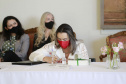 A primeira-dama do Paraná, Luciana Saito Massa, presidiu nesta terça-feira (4), em Curitiba, o primeiro Encontro de Primeiras-Damas do Paraná. A iniciativa tem como objetivo promover um debate entre as primeiras-damas de todos os municípios paranaenses sobre políticas públicas direcionadas à área social e à mulher.