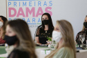 A primeira-dama do Paraná, Luciana Saito Massa, presidiu nesta terça-feira (4), em Curitiba, o primeiro Encontro de Primeiras-Damas do Paraná. A iniciativa tem como objetivo promover um debate entre as primeiras-damas de todos os municípios paranaenses sobre políticas públicas direcionadas à área social e à mulher.