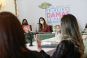 A primeira-dama do Paraná, Luciana Saito Massa, presidiu nesta terça-feira (4), em Curitiba, o primeiro Encontro de Primeiras-Damas do Paraná. A iniciativa tem como objetivo promover um debate entre as primeiras-damas de todos os municípios paranaenses sobre políticas públicas direcionadas à área social e à mulher.
