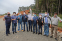 O governador Carlos Massa Ratinho Junior visita nesta quinta-feira (6) as obras da PRC-239, entre Pitanga e Mato Rico, no Centro do Estado. O Governo do Paraná está investindo quase R$ 90 milhões na implantação de 43 quilômetros de asfalto. 06/05/2021 - Foto: Geraldo Bubniak/AEN