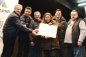 Famílias de Rio Azul, na região Centro Sul do Estado, estão sendo beneficiadas com a construção de 34 moradias no bairro Vila Feliz. Para acompanhar o avanço do empreendimento, técnicos da Cohapar acompanhados do prefeito de Rio Azul, Leandro Jasinski, estiveram nesta quinta-feira (6), vistoriando a obra das novas unidades habitacionais. (Foto: Alessandro Vieira / AEN)