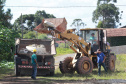 Representantes da Cohapar e da Prefeitura de Rio Azul vistoriaram nesta quinta-feira (6) a obra de construção de 34 casas populares na cidade, na região Centro-Sul do Estado. O projeto, orçado em R$ 2,5 milhões, faz parte do programa Casa Fácil Paraná, do Governo do Estado, na modalidade Vida Nova, voltada pessoas em vulnerabilidade social com renda familiar de até três salários mínimos.  -  Foto: Alessandro Vieira/AEN
