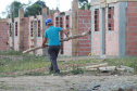 Representantes da Cohapar e da Prefeitura de Rio Azul vistoriaram nesta quinta-feira (6) a obra de construção de 34 casas populares na cidade, na região Centro-Sul do Estado. O projeto, orçado em R$ 2,5 milhões, faz parte do programa Casa Fácil Paraná, do Governo do Estado, na modalidade Vida Nova, voltada pessoas em vulnerabilidade social com renda familiar de até três salários mínimos.  -  Foto: Alessandro Vieira/AEN