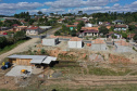 Representantes da Cohapar e da Prefeitura de Rio Azul vistoriaram nesta quinta-feira (6) a obra de construção de 34 casas populares na cidade, na região Centro-Sul do Estado. O projeto, orçado em R$ 2,5 milhões, faz parte do programa Casa Fácil Paraná, do Governo do Estado, na modalidade Vida Nova, voltada pessoas em vulnerabilidade social com renda familiar de até três salários mínimos.  -  Foto: Alessandro Vieira/AEN