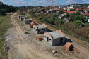 Representantes da Cohapar e da Prefeitura de Rio Azul vistoriaram nesta quinta-feira (6) a obra de construção de 34 casas populares na cidade, na região Centro-Sul do Estado. O projeto, orçado em R$ 2,5 milhões, faz parte do programa Casa Fácil Paraná, do Governo do Estado, na modalidade Vida Nova, voltada pessoas em vulnerabilidade social com renda familiar de até três salários mínimos.  -  Foto: Alessandro Vieira/AEN