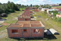 Representantes da Cohapar e da Prefeitura de Rio Azul vistoriaram nesta quinta-feira (6) a obra de construção de 34 casas populares na cidade, na região Centro-Sul do Estado. O projeto, orçado em R$ 2,5 milhões, faz parte do programa Casa Fácil Paraná, do Governo do Estado, na modalidade Vida Nova, voltada pessoas em vulnerabilidade social com renda familiar de até três salários mínimos.  -  Foto: Alessandro Vieira/AEN