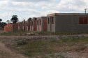 Representantes da Cohapar e da Prefeitura de Rio Azul vistoriaram nesta quinta-feira (6) a obra de construção de 34 casas populares na cidade, na região Centro-Sul do Estado. O projeto, orçado em R$ 2,5 milhões, faz parte do programa Casa Fácil Paraná, do Governo do Estado, na modalidade Vida Nova, voltada pessoas em vulnerabilidade social com renda familiar de até três salários mínimos.  -  Foto: Alessandro Vieira/AEN