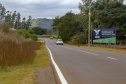 Um dos principais segmentos econômicos de Iretama, o turismo regional ganhou um importante impulso nesta quinta-feira (6). O governador Carlos Massa Ratinho Junior inaugurou a obra de recuperação asfáltica de um trecho de 3 quilômetros da PR-462, batizada recentemente de Estrada Municipal Bernardo Ribas Carli, em homenagem ao deputado estadual morto em um desastre aéreo em 2018. Foto: Gilson Abreu/AEN