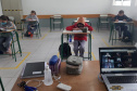 Nesta segunda-feira (10), 200 colégios estaduais paranaenses, em 68 municípios, retornam às aulas presenciais, adotando o modelo híbrido de ensino, com parte dos alunos em sala de aula e parte em ensino remoto, assistindo às aulas ao vivo. Os espaços estão equipados com computadores e internet, possibilitando que os professores interajam com ambos os grupos de estudantes ao mesmo tempo.  -  Curitiba, 10/05/2021  -  Foto: SEED