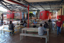 Nesta segunda-feira (10), 200 colégios estaduais paranaenses, em 68 municípios, retornam às aulas presenciais, adotando o modelo híbrido de ensino, com parte dos alunos em sala de aula e parte em ensino remoto, assistindo às aulas ao vivo. Os espaços estão equipados com computadores e internet, possibilitando que os professores interajam com ambos os grupos de estudantes ao mesmo tempo.  -  Curitiba, 10/05/2021  -  Foto: SEED