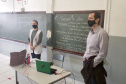 Nesta segunda-feira (10), 200 colégios estaduais paranaenses, em 68 municípios, retornam às aulas presenciais, adotando o modelo híbrido de ensino, com parte dos alunos em sala de aula e parte em ensino remoto, assistindo às aulas ao vivo. Os espaços estão equipados com computadores e internet, possibilitando que os professores interajam com ambos os grupos de estudantes ao mesmo tempo.  -  Curitiba, 10/05/2021  -  Foto: SEED