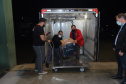 Segundo lote com  67.860 doses da vacina Pfizer/Comirnaty/BioNtech  chega  no Centro de Medicamentos do Paraná (Cemepar), em Curitiba, na noite desta segunda-feira (10).  Foto: Geraldo Bubniak/AEN