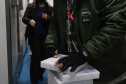 Segundo lote com  67.860 doses da vacina Pfizer/Comirnaty/BioNtech  chega  no Centro de Medicamentos do Paraná (Cemepar), em Curitiba, na noite desta segunda-feira (10).  Foto: Geraldo Bubniak/AEN