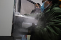 Segundo lote com  67.860 doses da vacina Pfizer/Comirnaty/BioNtech  chega  no Centro de Medicamentos do Paraná (Cemepar), em Curitiba, na noite desta segunda-feira (10).  Foto: Geraldo Bubniak/AEN