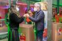 O Governo do Estado deu início oficialmente nesta quarta-feira (12) à campanha Aquece Paraná 2021. A iniciativa da Superintendência Geral de Ação Solidária (SGAS) busca arrecadar roupas, calçados, cobertores, roupas de cama e outros itens em bom estado de uso para destinar a pessoas em situação de vulnerabilidade social de todas as regiões do Estado. A cerimônia de abertura ocorreu por meio de um drive-thru na área externa do Teatro Guaíra. - Curitiba, 12/05/2021 - Foto: Valdelino Pontes