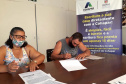 O escritório da Cohapar em Apucarana retomou o serviço de entrega de escrituras a mutuários que quitaram o financiamento imobiliário com a companhia. Nesta semana, mais cinco famílias de Jardim Alegre receberam os títulos de suas propriedades e, um trabalho que já resultou na emissão de 381 títulos de propriedade nos 26 municípios atendidos pela regional. (Foto: Cohapar) 