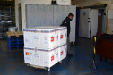 O Paraná recebeu nesta quinta-feira (13) mais 244,8 mil vacinas contra a Covid-19, sendo 118 mil doses da Covishield, produzida pela AstraZeneca e Fiocruz, além de 126.800 doses da CoronaVac, da parceria entre a Sinovac e o Instituto Butantan. Os imunizantes fazem parte da 19ª remessa de distribuição do Ministério da Saúde. - Curitiba, 13/05/2021 - Foto: Américo Antonio/SESA