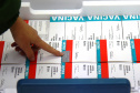 O Paraná recebeu nesta quinta-feira (13) mais 244,8 mil vacinas contra a Covid-19, sendo 118 mil doses da Covishield, produzida pela AstraZeneca e Fiocruz, além de 126.800 doses da CoronaVac, da parceria entre a Sinovac e o Instituto Butantan. Os imunizantes fazem parte da 19ª remessa de distribuição do Ministério da Saúde. - Curitiba, 13/05/2021 - Foto: Américo Antonio/SESA