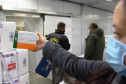 O Paraná recebeu nesta quinta-feira (13) mais 244,8 mil vacinas contra a Covid-19, sendo 118 mil doses da Covishield, produzida pela AstraZeneca e Fiocruz, além de 126.800 doses da CoronaVac, da parceria entre a Sinovac e o Instituto Butantan. Os imunizantes fazem parte da 19ª remessa de distribuição do Ministério da Saúde. - Curitiba, 13/05/2021 - Foto: Américo Antonio/SESA
