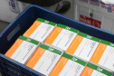 O Paraná recebeu nesta quinta-feira (13) mais 244,8 mil vacinas contra a Covid-19, sendo 118 mil doses da Covishield, produzida pela AstraZeneca e Fiocruz, além de 126.800 doses da CoronaVac, da parceria entre a Sinovac e o Instituto Butantan. Os imunizantes fazem parte da 19ª remessa de distribuição do Ministério da Saúde. - Curitiba, 13/05/2021 - Foto: Américo Antonio/SESA