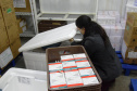 O Paraná recebeu nesta quinta-feira (13) mais 244,8 mil vacinas contra a Covid-19, sendo 118 mil doses da Covishield, produzida pela AstraZeneca e Fiocruz, além de 126.800 doses da CoronaVac, da parceria entre a Sinovac e o Instituto Butantan. Os imunizantes fazem parte da 19ª remessa de distribuição do Ministério da Saúde. - Curitiba, 13/05/2021 - Foto: Américo Antonio/SESA