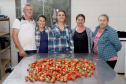 Produção de morango se destaca na região de Curitiba e cresce em todo Paraná. Na foto, Rosana Gabardo Pallu e José Marcos Pallu. Foto: Ari Dais/AEN