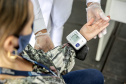 Hoje, 17 de maio, é uma data que poucos lembram, mas que merece atenção especial, principalmente de quem trabalha sob tensão ou muito estresse. Hoje é Dia Mundial da Hipertensão, por isso, a equipe médica que atua no Porto de Paranaguá aproveita para conscientizar, em especial, os caminhoneiros sobre a importância de não descuidar da saúde na boleia. - Paranaguá, 17/05/2021  -  Foto: Claudio Neves/Portos do Paraná