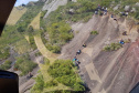 Homem é socorrido de rapel pelo BPMOA após se desequilibrar e cair de paredão no Morro do Anhangava, na RMC - 16/05/2021  -  Foto: BPMOA/PMPR