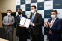 O governador Carlos Massa Ratinho Junior assinou nesta terça-feira (18), em Brasília (DF), ao lado do ministro da Infraestrutura, Tarcísio Gomes de Freitas, o contrato de concessão da área destinada à movimentação de veículos no Porto de Paranaguá.  Foto: Jonathan Campos/AEN